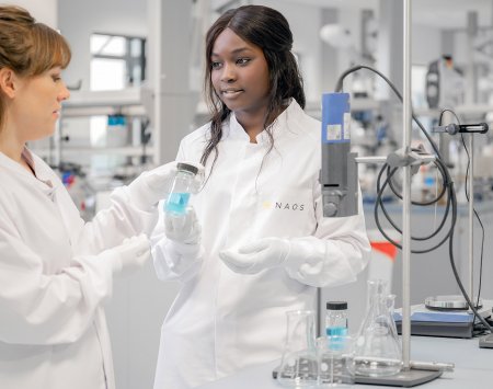 Bioderma - women in laboratory
